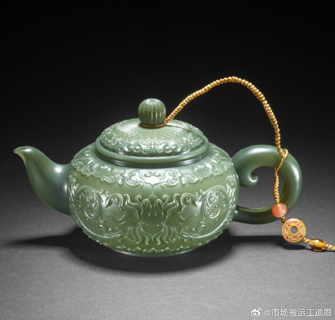 中华缠枝纹薄胎玉壶是玉雕艺人俞挺的作品,曾获2007年北